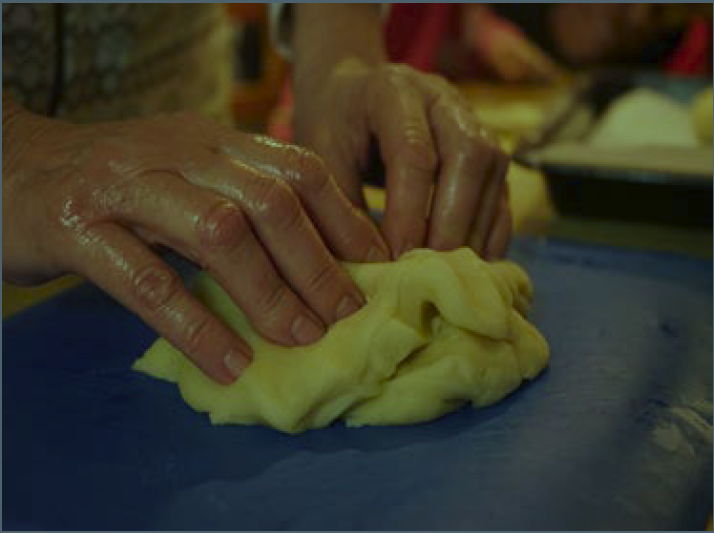 Embruteu les mans amb oli per protegir-les i treballar millor la pasta crua - Coques de dacsa